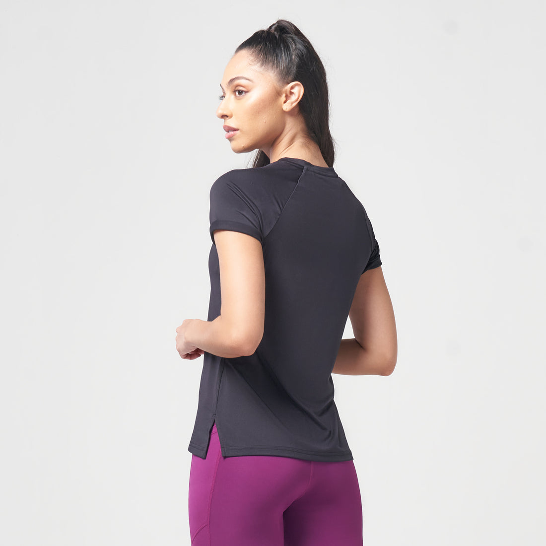 ESSENTIAL WEIGHTLESS TEE - BLACK